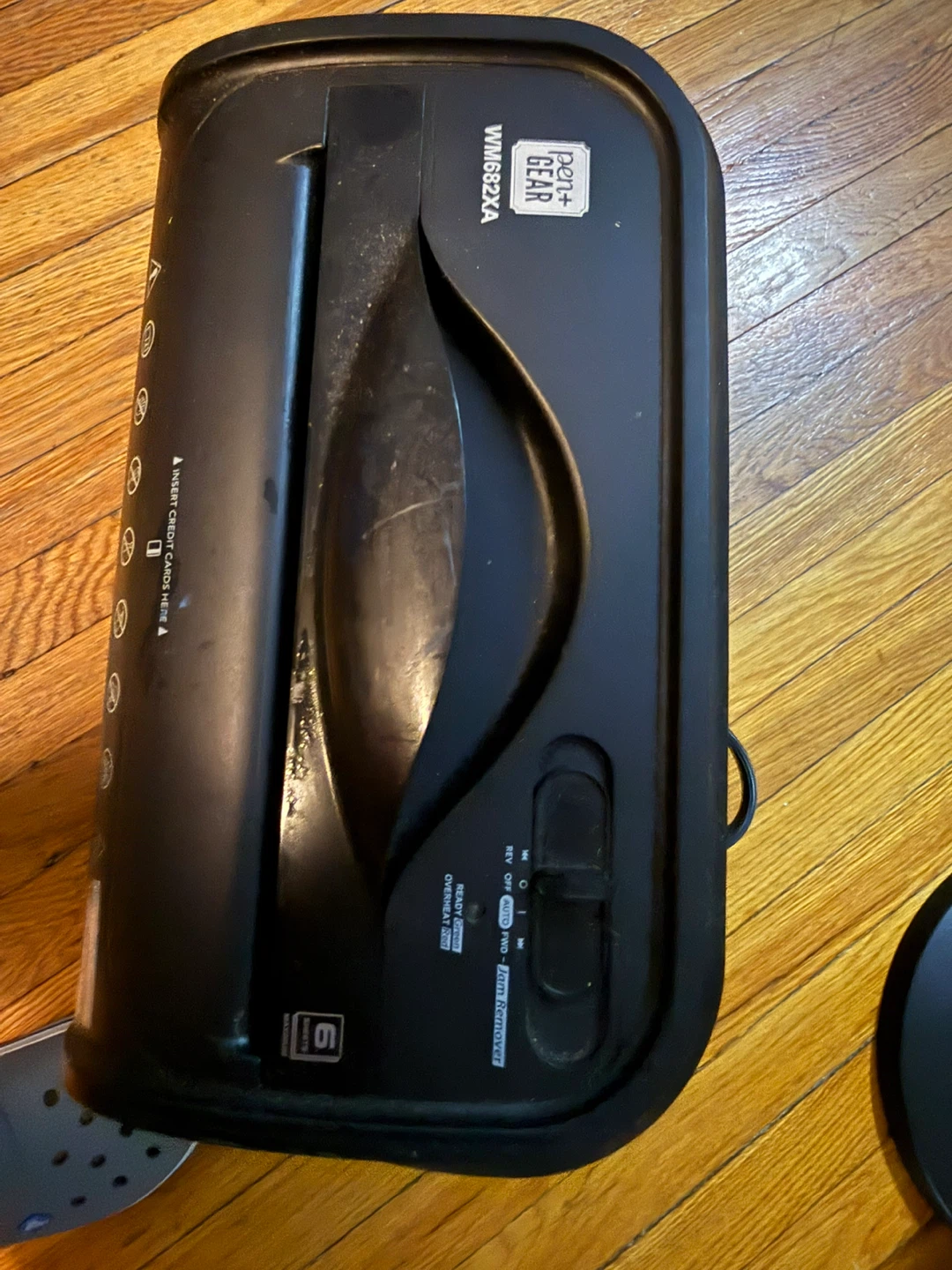 Pen+Gear WM682XA 6-Sheet Cross-Cut Shredder - photo 2