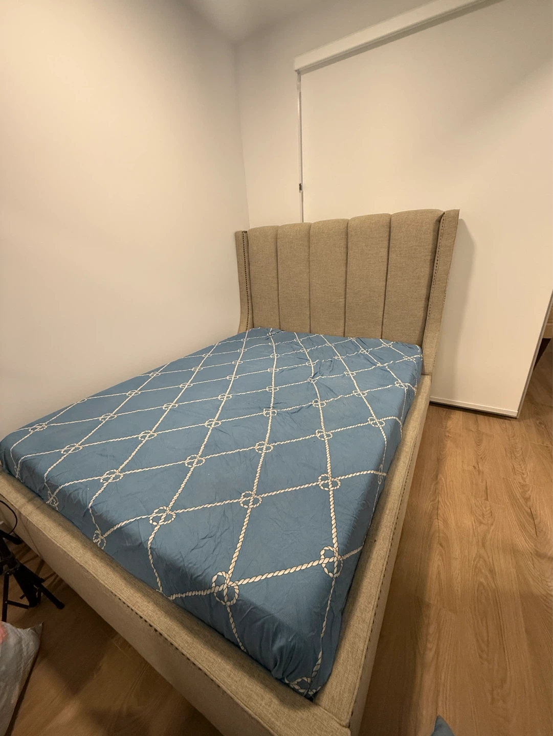 Queen size bedframe with mattress - photo 2