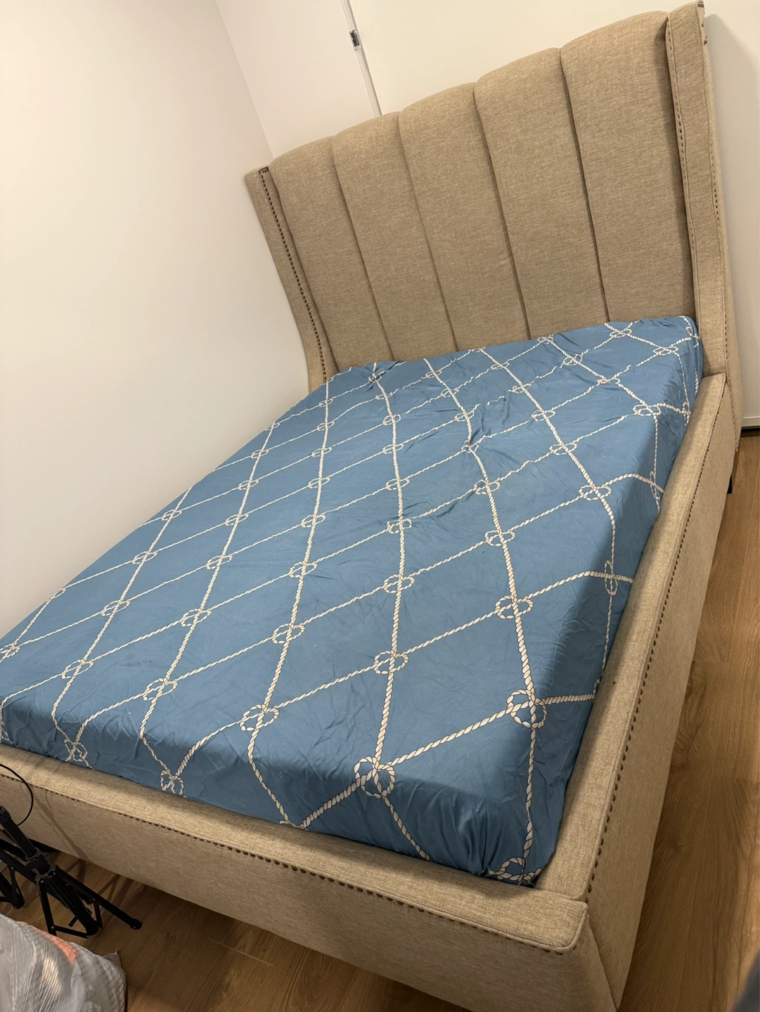 Queen size bedframe with mattress