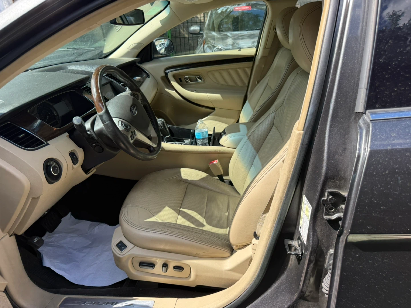 2016 Ford Taurus Sedan - photo 2