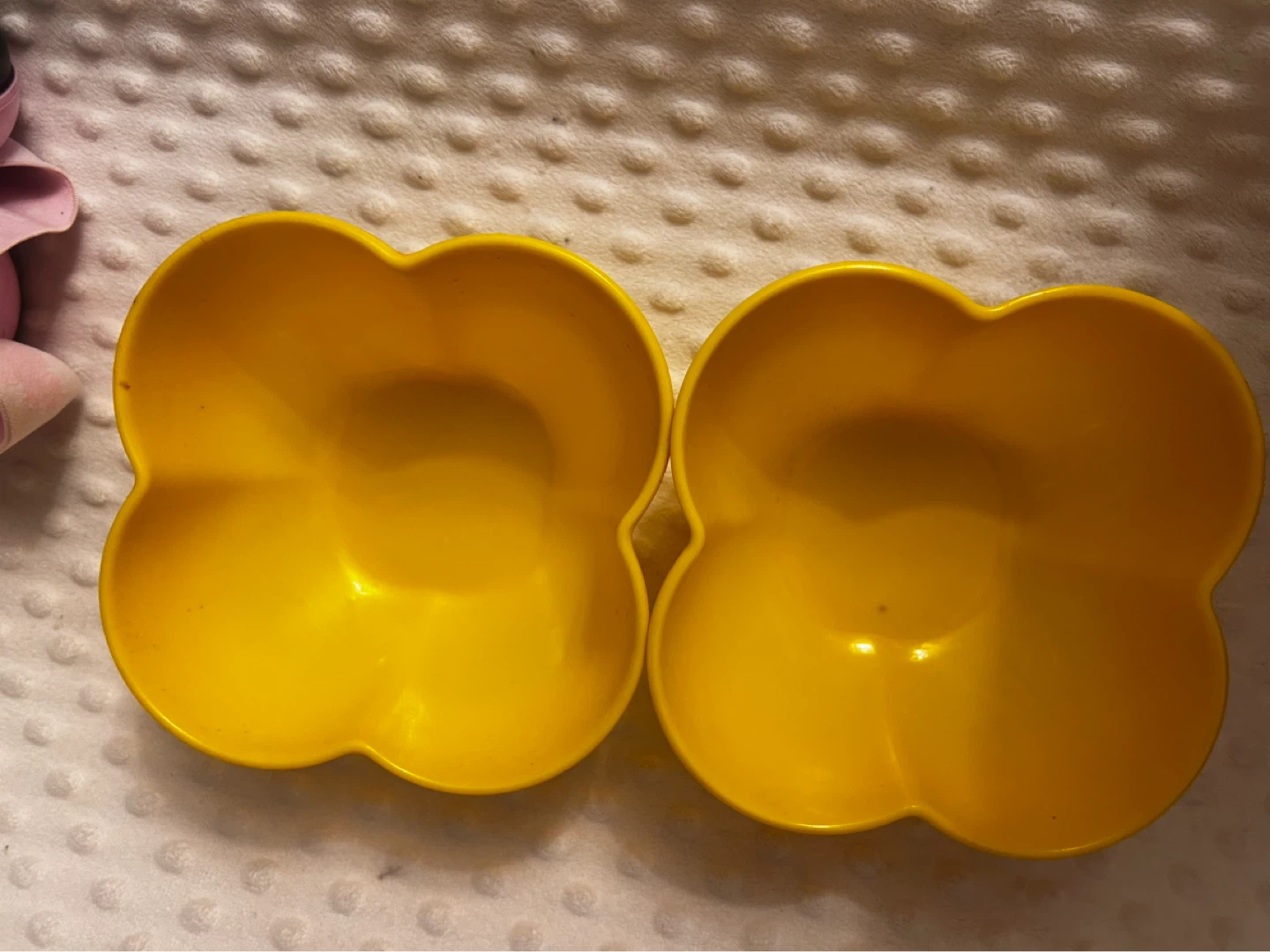Set of 2 Yellow Clover Shaped plates ⚽️