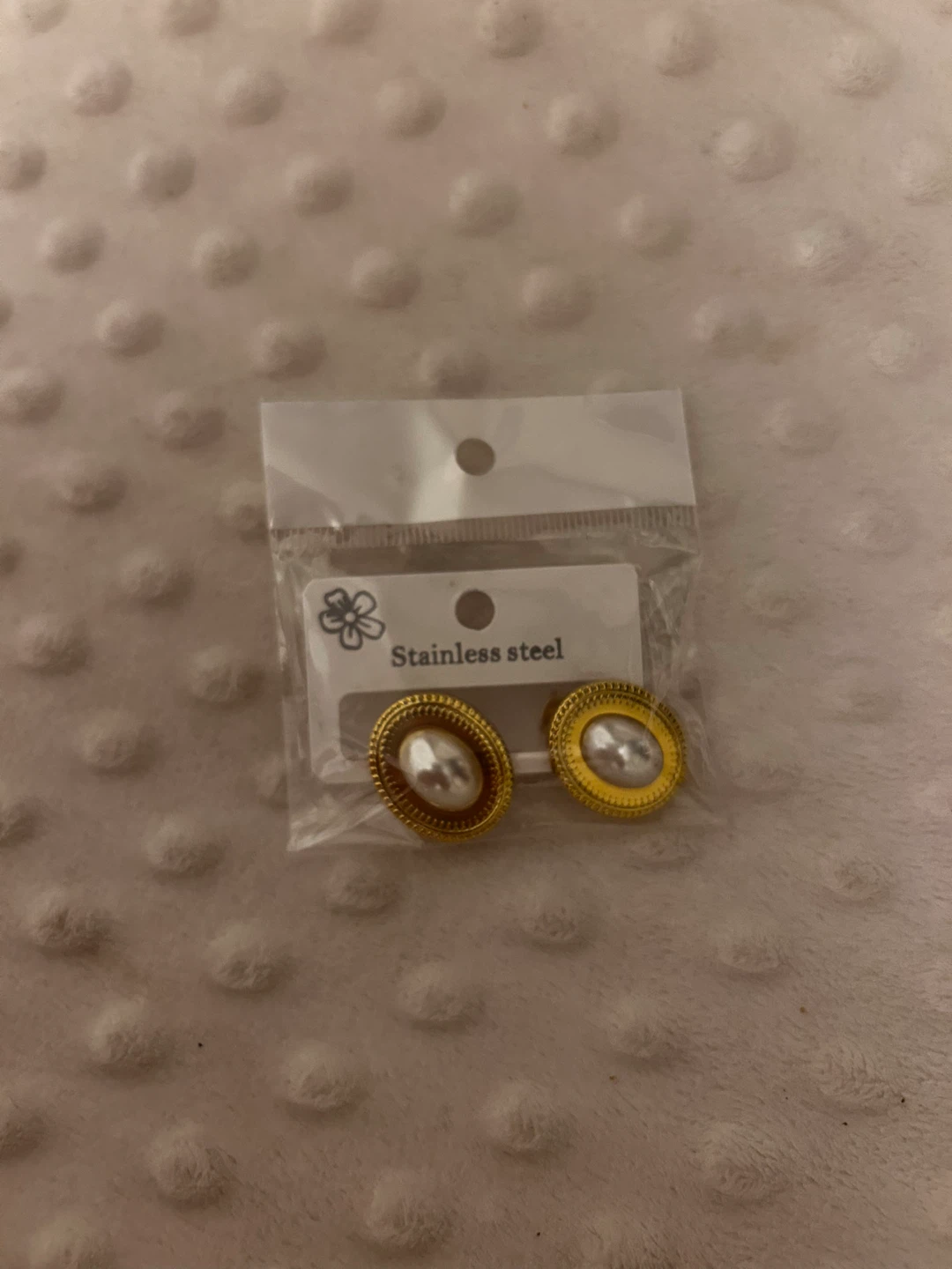 Gold Tone Pearl Stud Earrings ⚽️