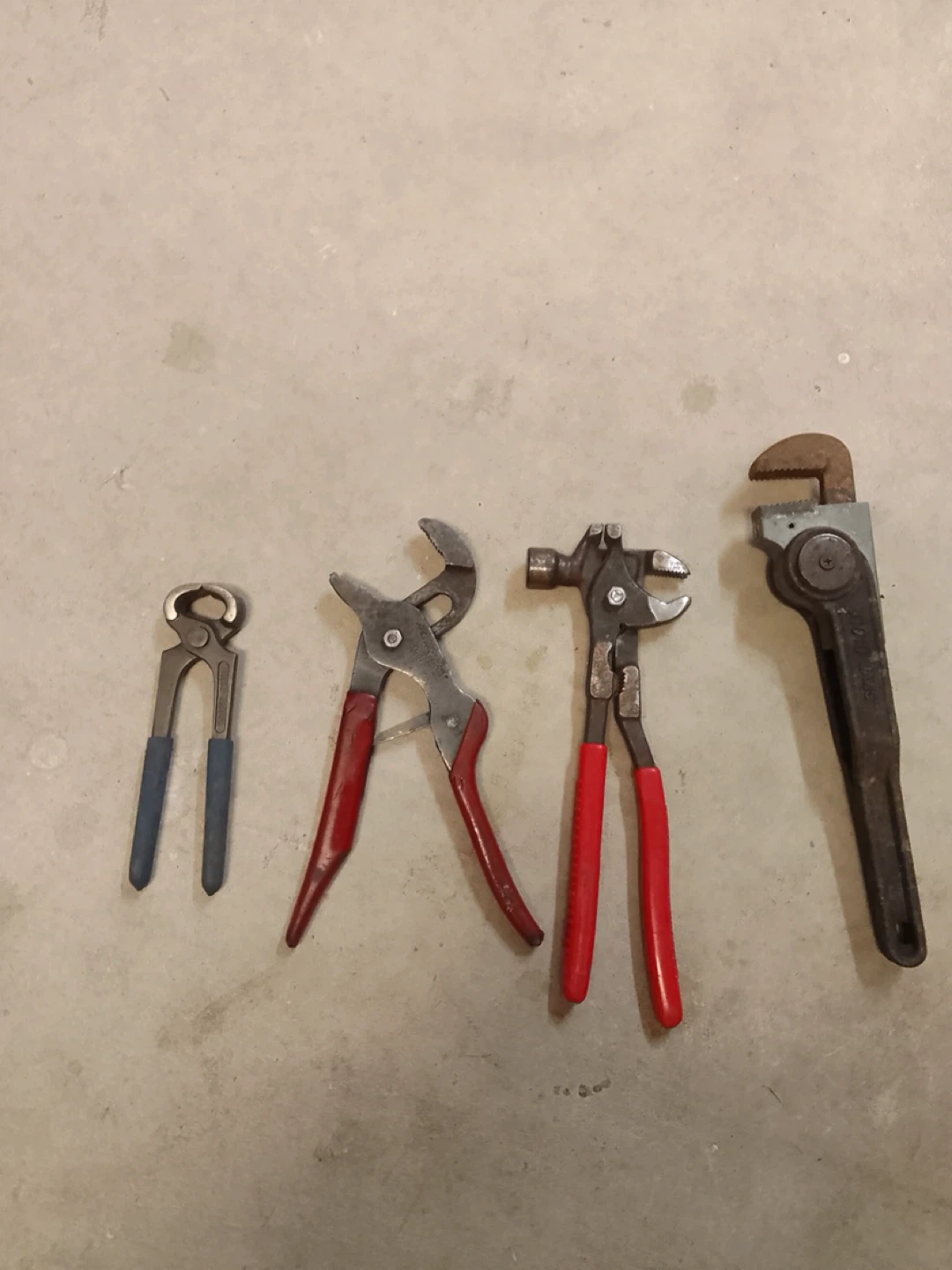 Set of 4 Pliers and Wrench ⚽️
