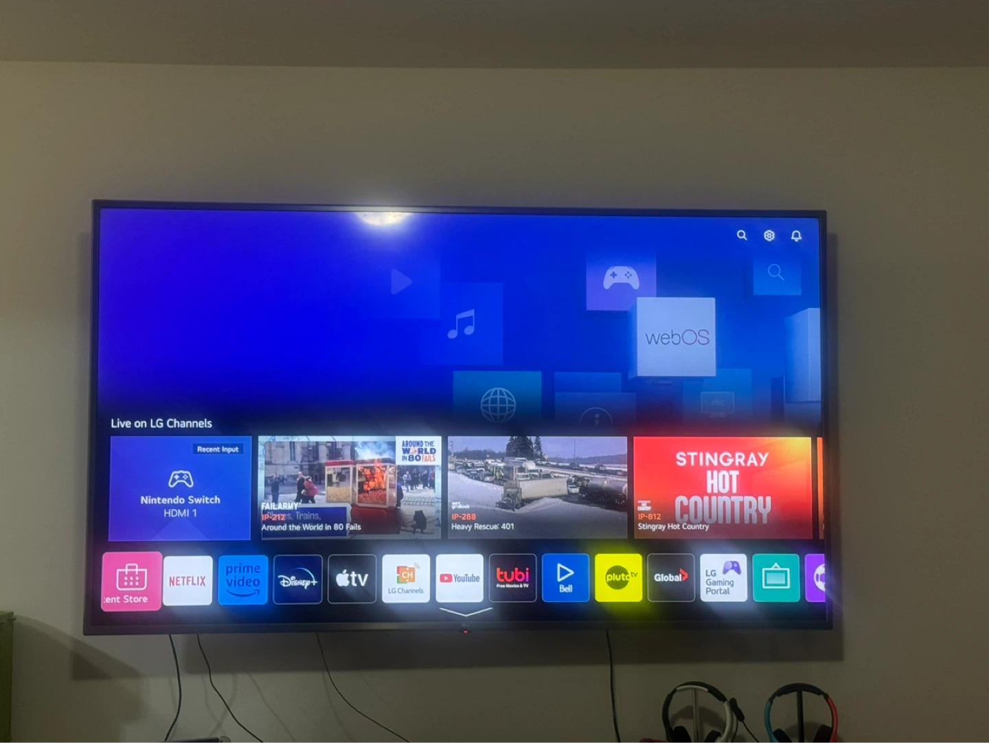 82 Inch LG webOS TV UN8570AUD - photo 2