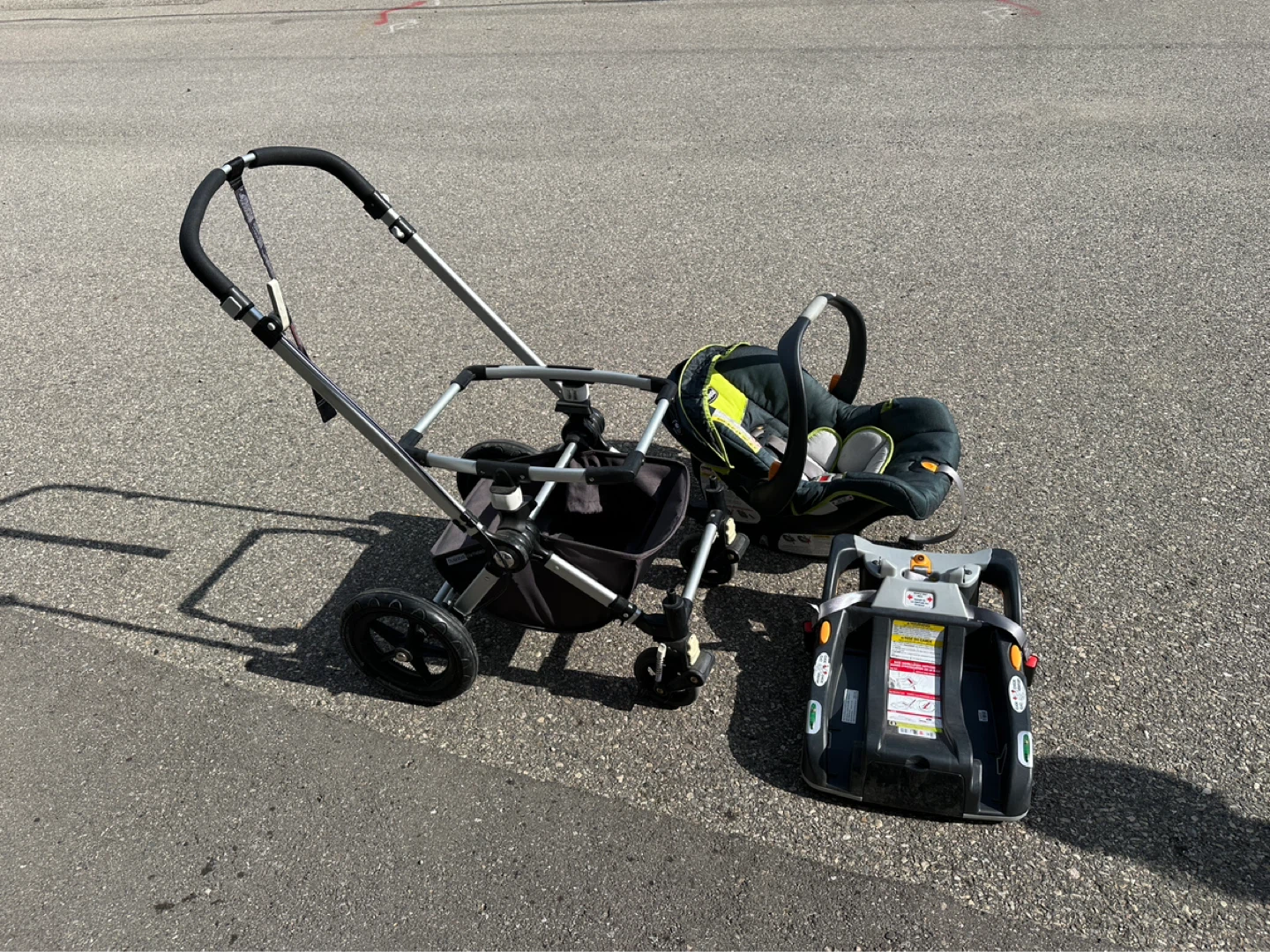 Chicco stroller and seat base - photo 2
