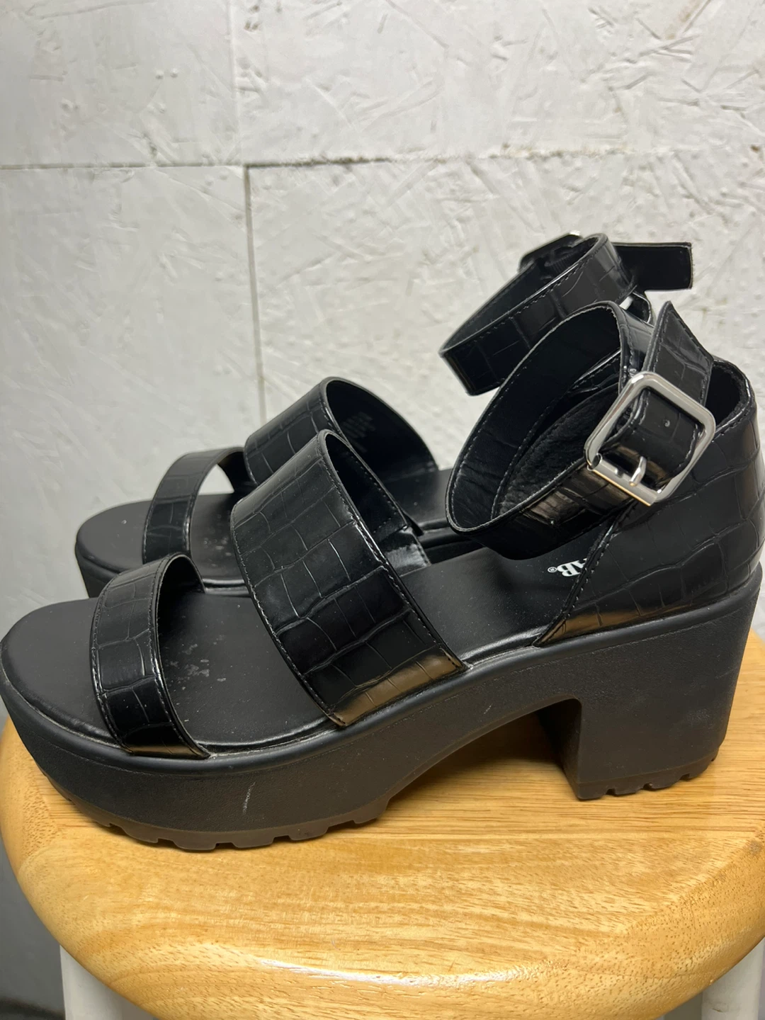 ⚽ Black Platform Sandals
