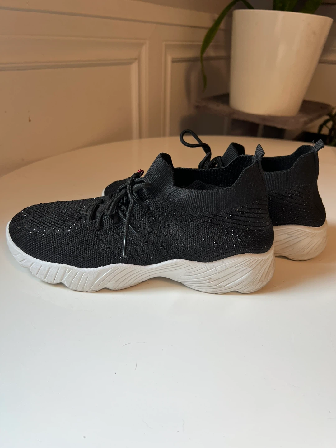 ⚽ Women's Black Sparkly Athletic Shoes - photo 2
