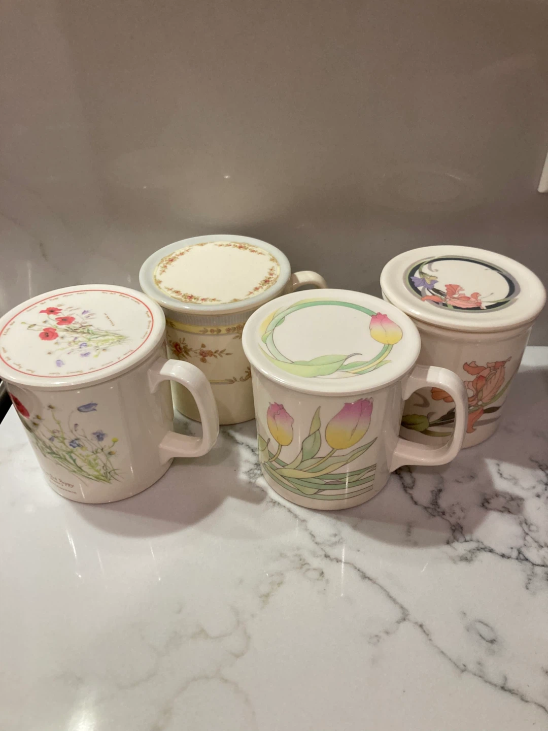 ⚽️Set of 4 plastic Floral Mugs with Lids