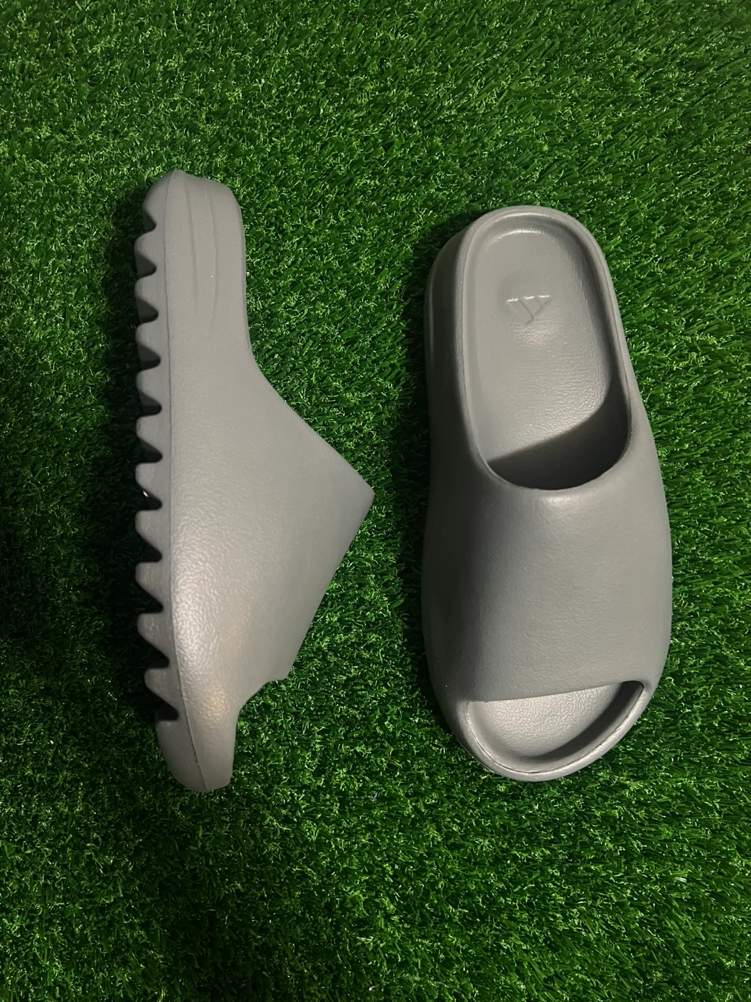 Yeezy Slides size 8