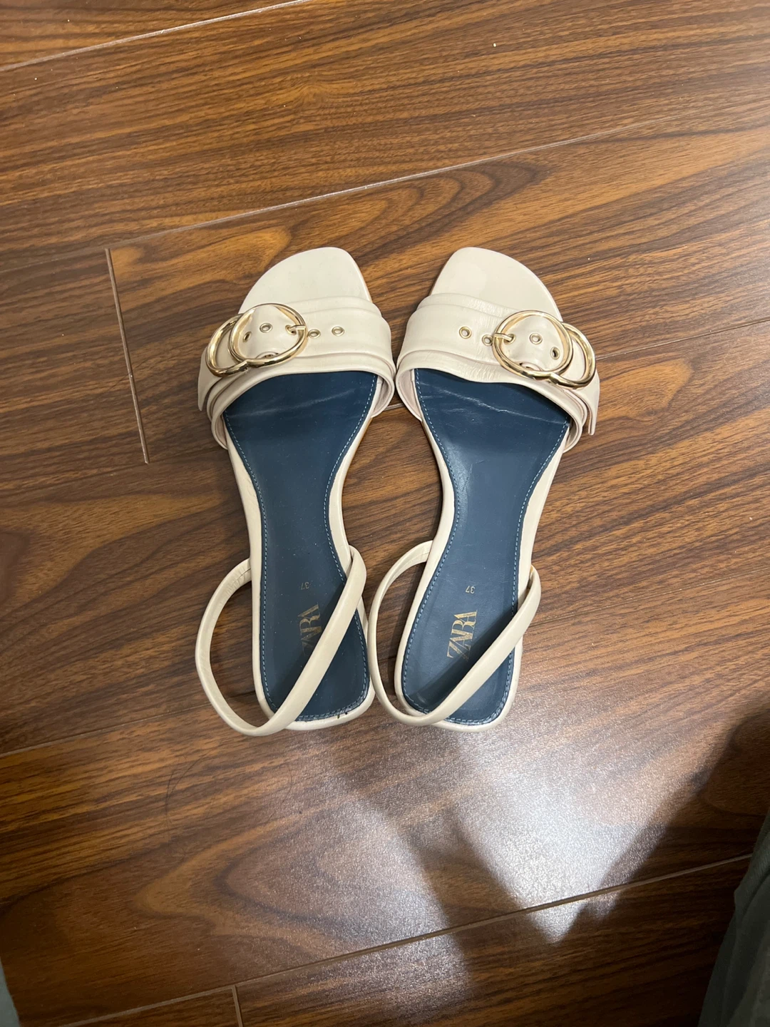 ⚽️ White Zara Flat Sandals with Buckle - Size 37