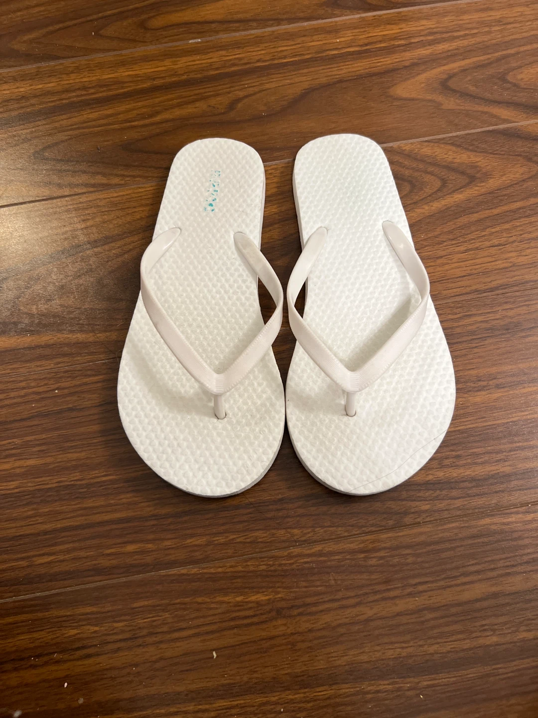 ⚽️ Old Navy White Flip Flops