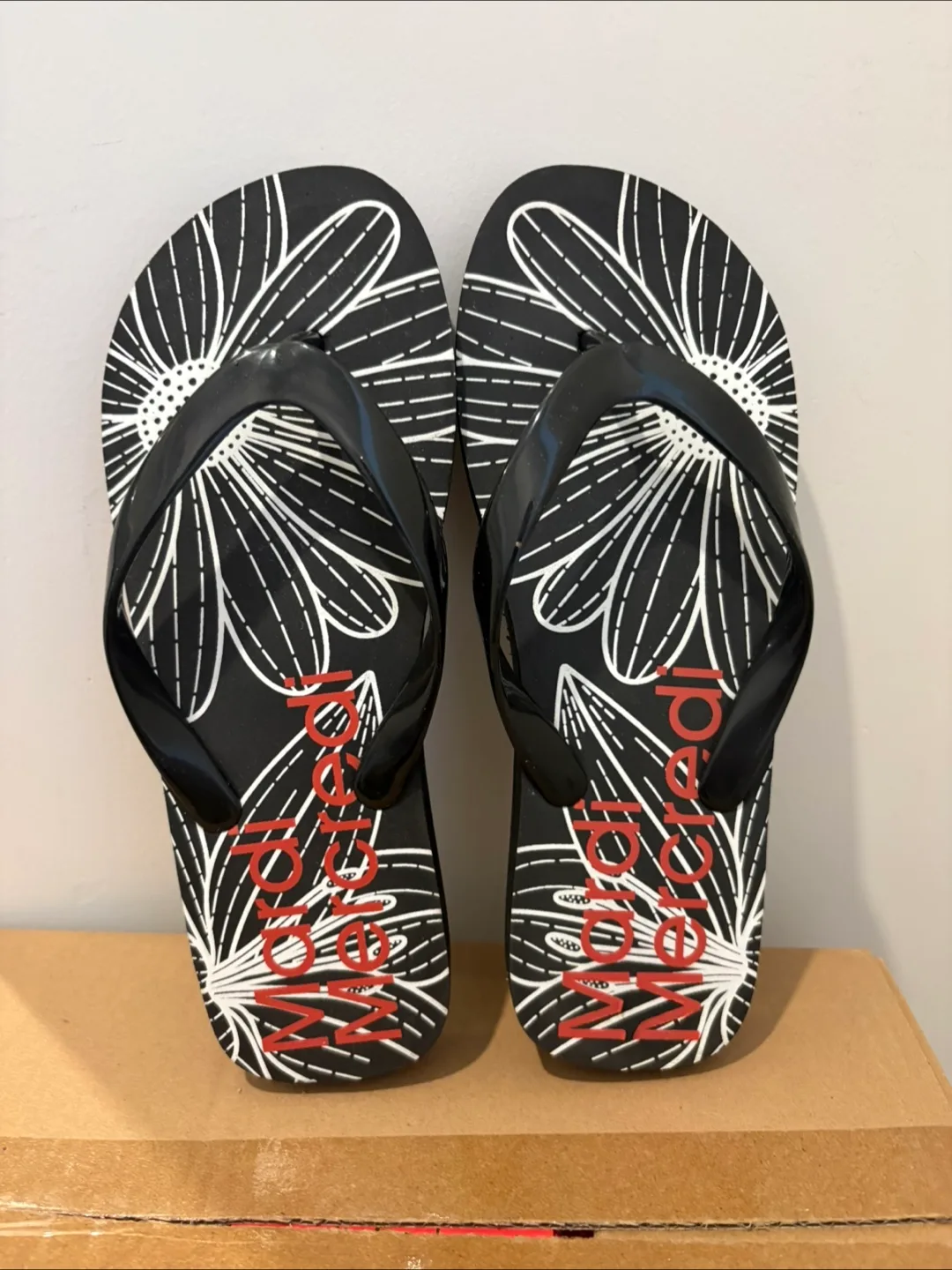 Mardi Mercredi Flip Flops brand new - photo 2