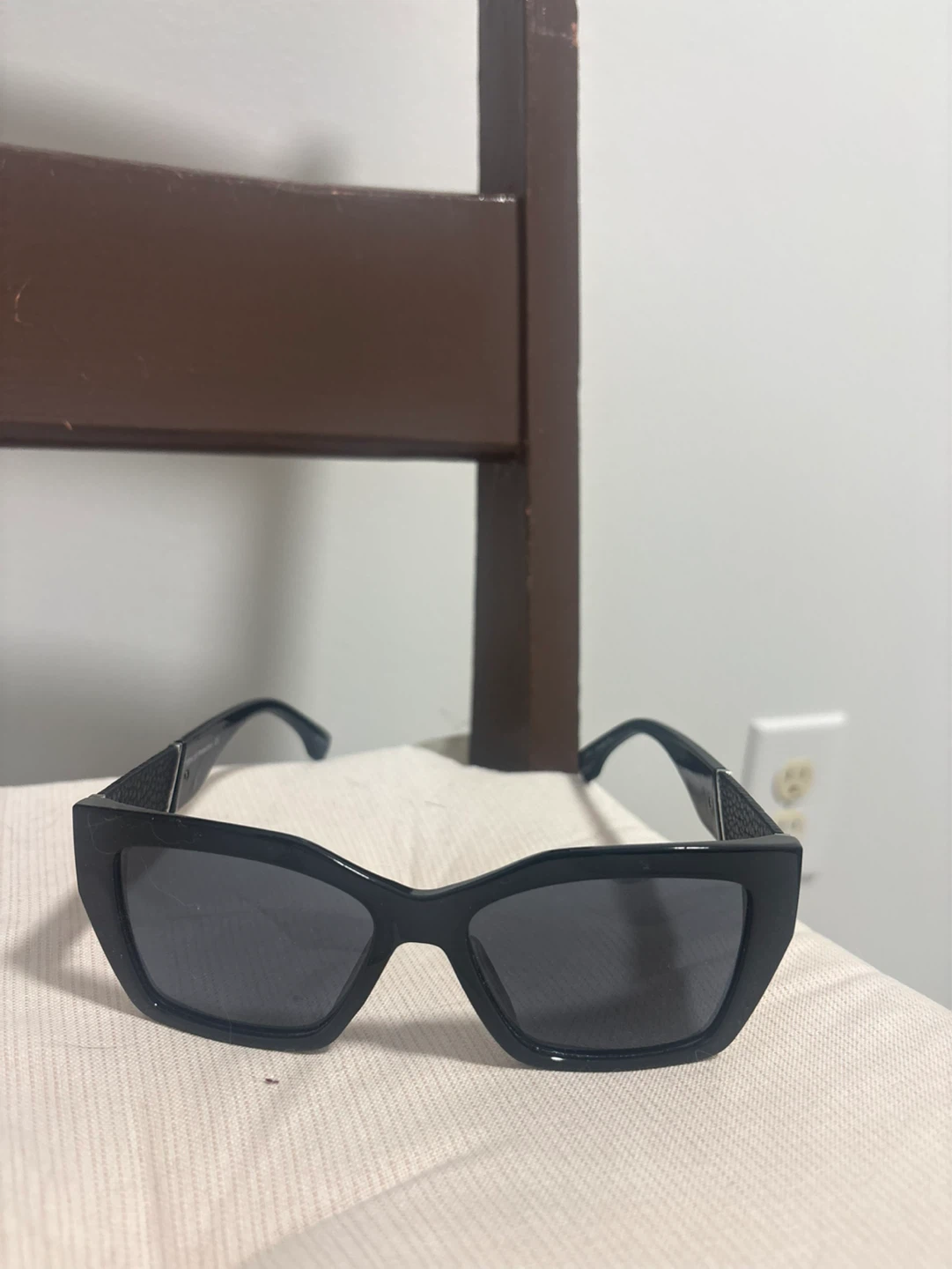 Black Cat-Eye Sunglasses - photo 2