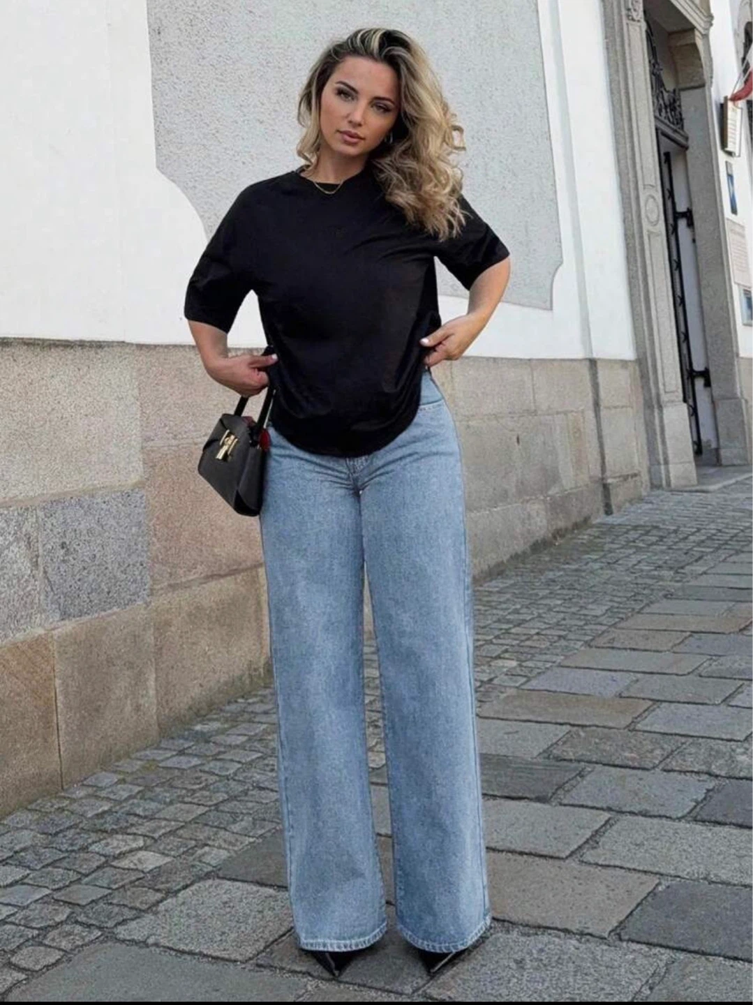 Women's Light Wash Wide Leg Jeans