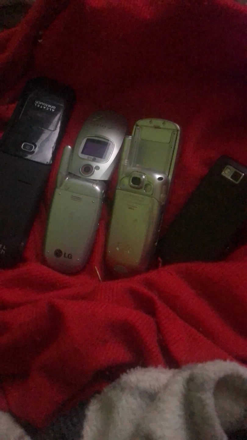 3 flip phones and one lg smart phone Read description - photo 4