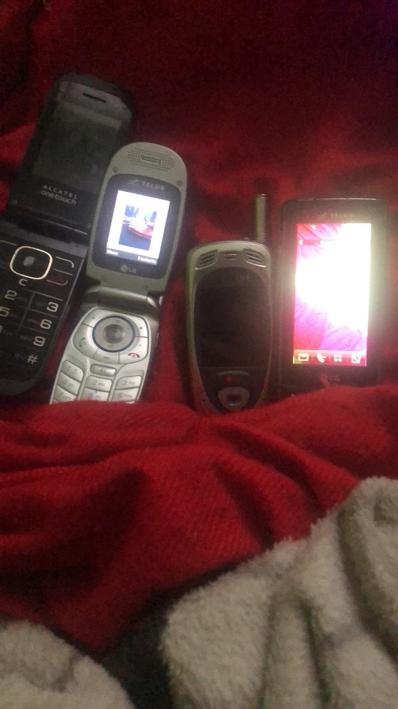 3 flip phones and one lg smart phone Read description - photo 5
