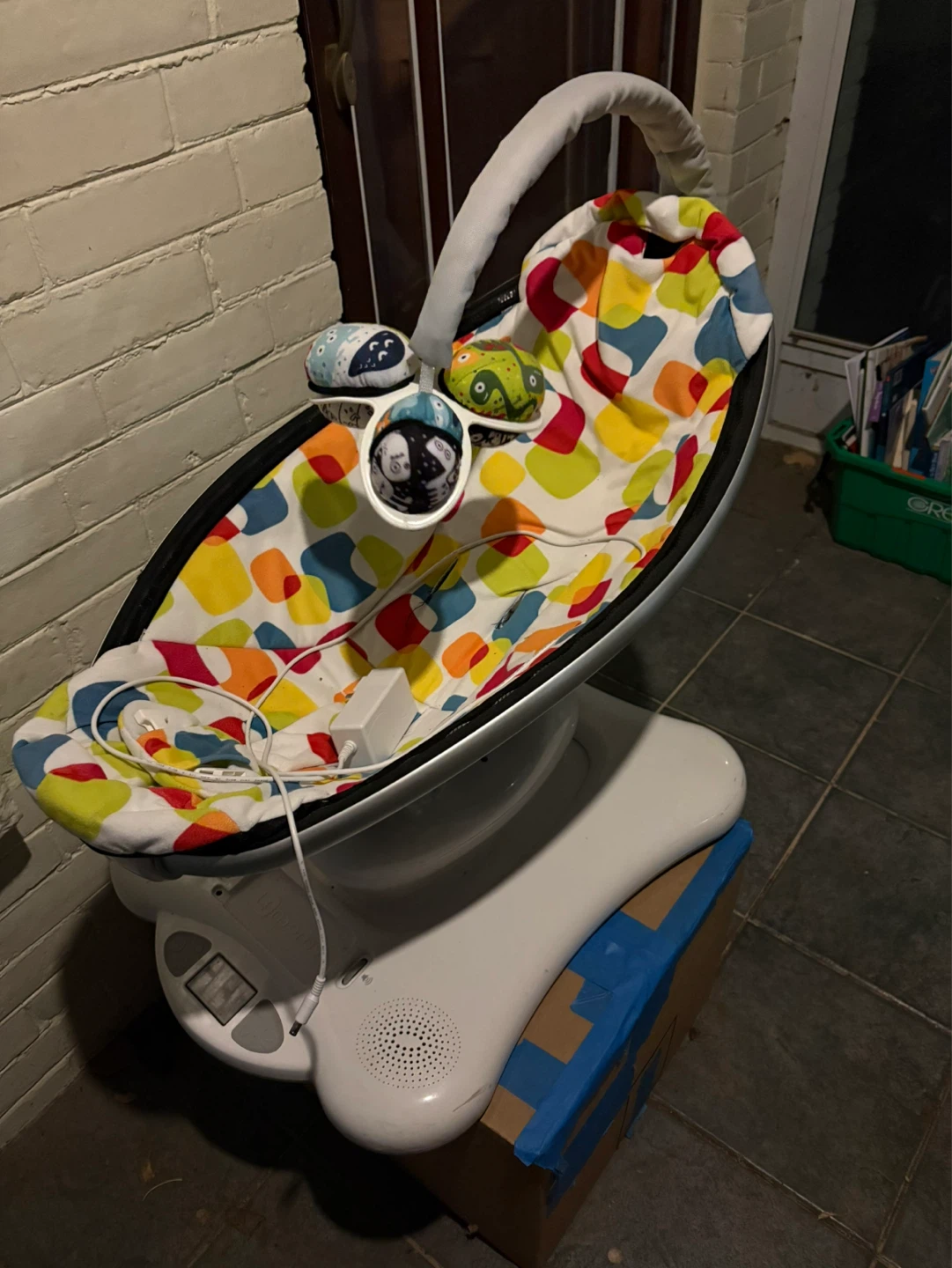 4moms MamaRoo Baby Swing 4M-005-00 with remedy fastener