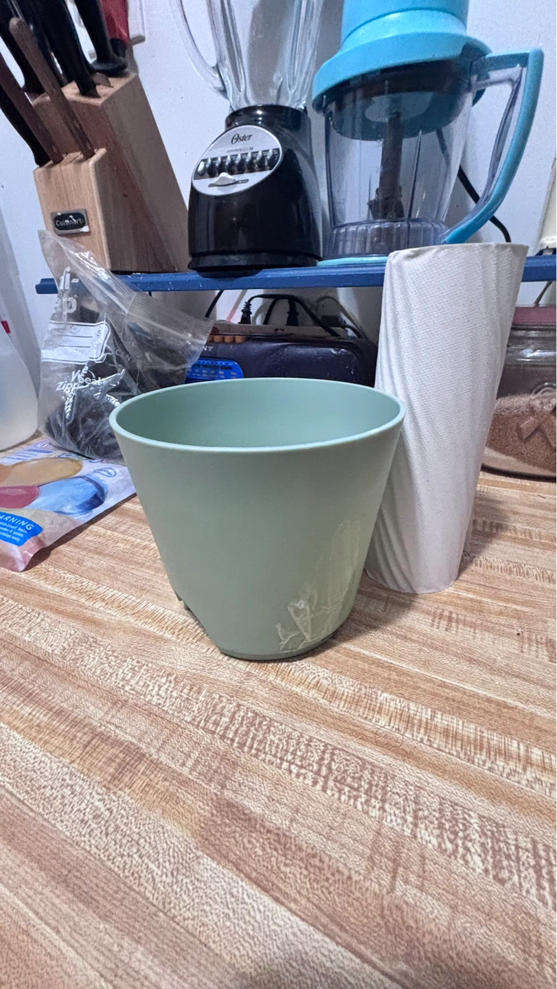 ⚽ Light Green Plastic Pot - photo 2