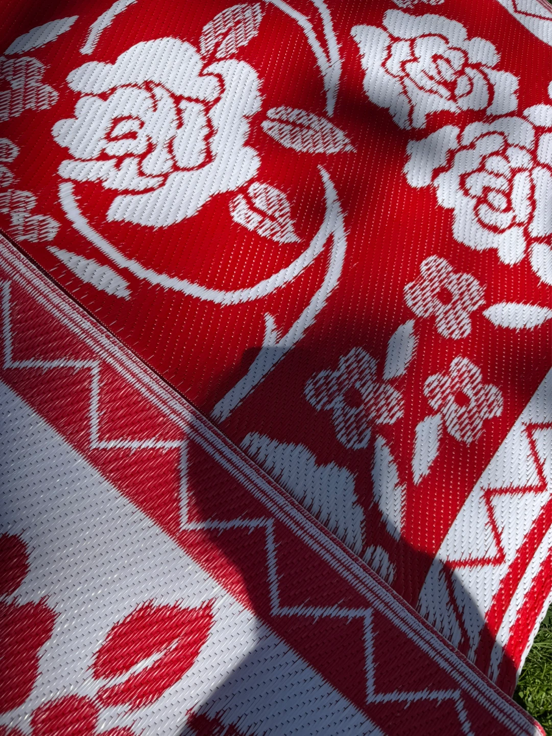 New extra large reversible Red and White Floral Picnic Blanket - photo 5