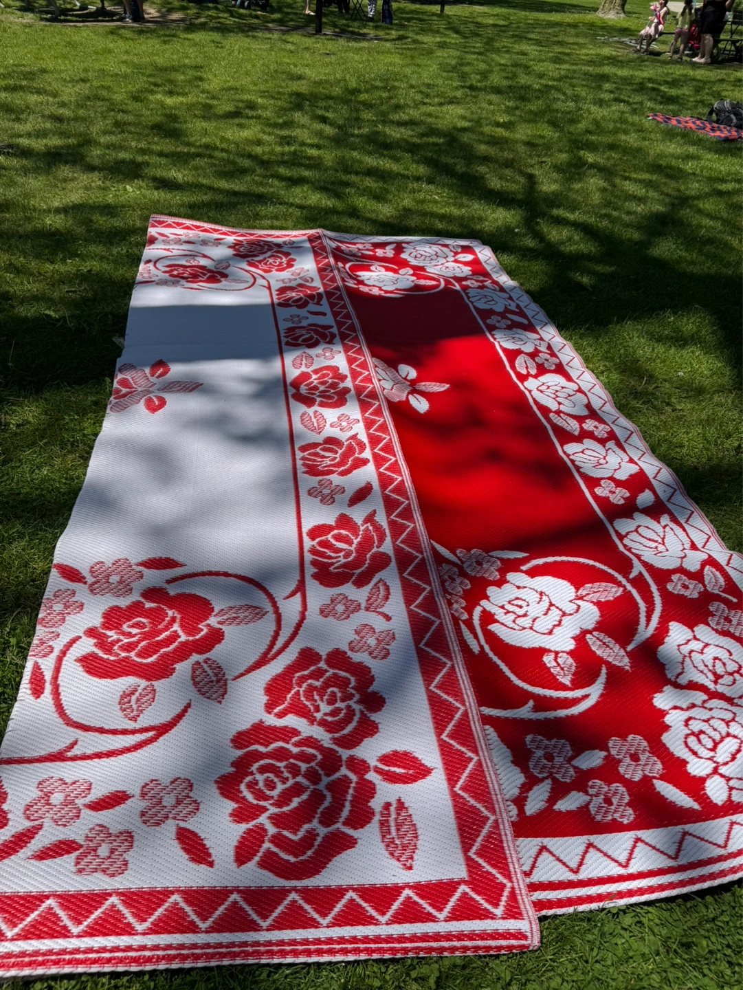 New extra large reversible Red and White Floral Picnic Blanket - photo 3