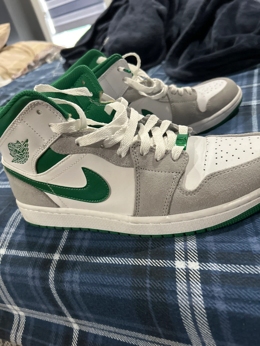 Air Jordan 1 Mid SE "Lucky Green"
