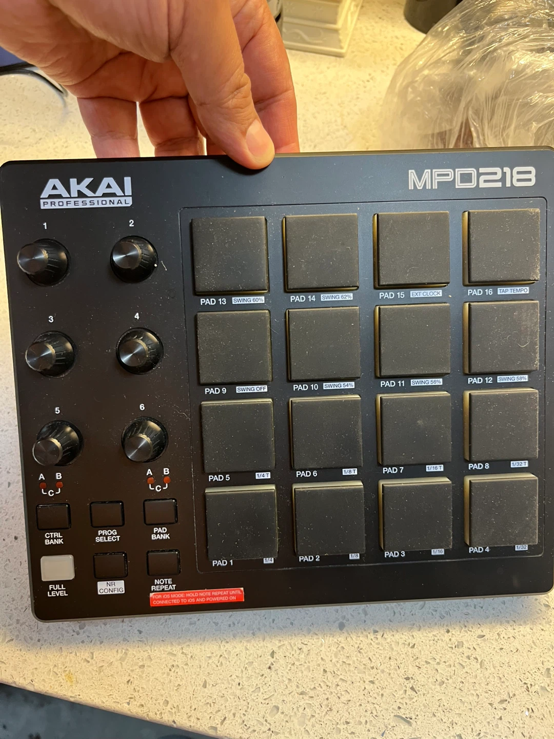 ⚽ AKAI MPD218 Performance Pad Controller - photo 2