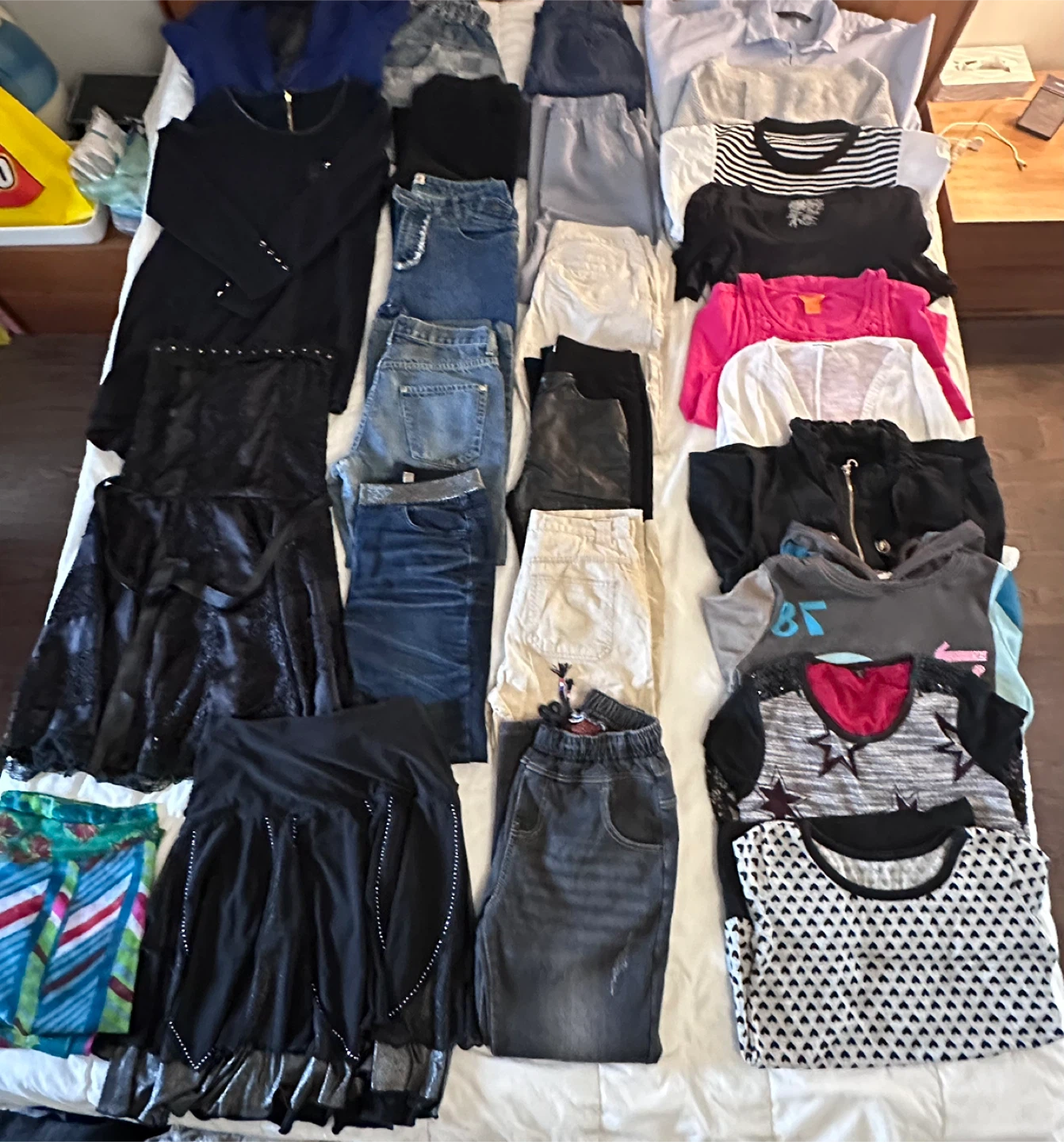 28 pieces women’s size medium clothing tops pants dresses ⚽️