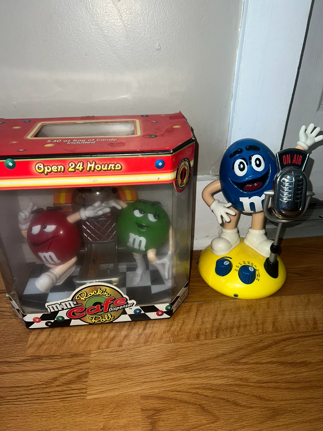 M&M's Rockin' Cafe Jukebox Candy Dispenser ⚽️