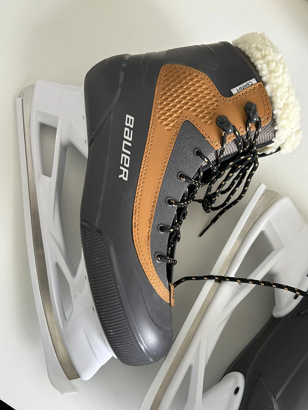 Bauer Ice Skates - size 11 US ADULT