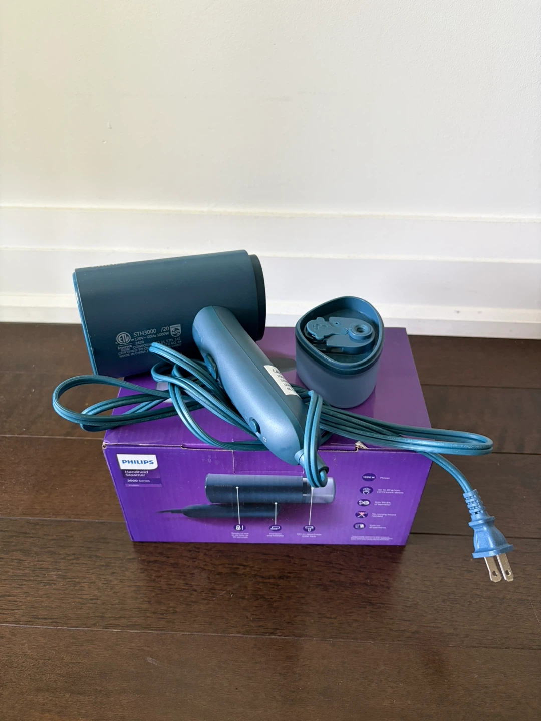 Philips Handheld Steamer - Barely used, like new ⭐️ ⚽️ - photo 3