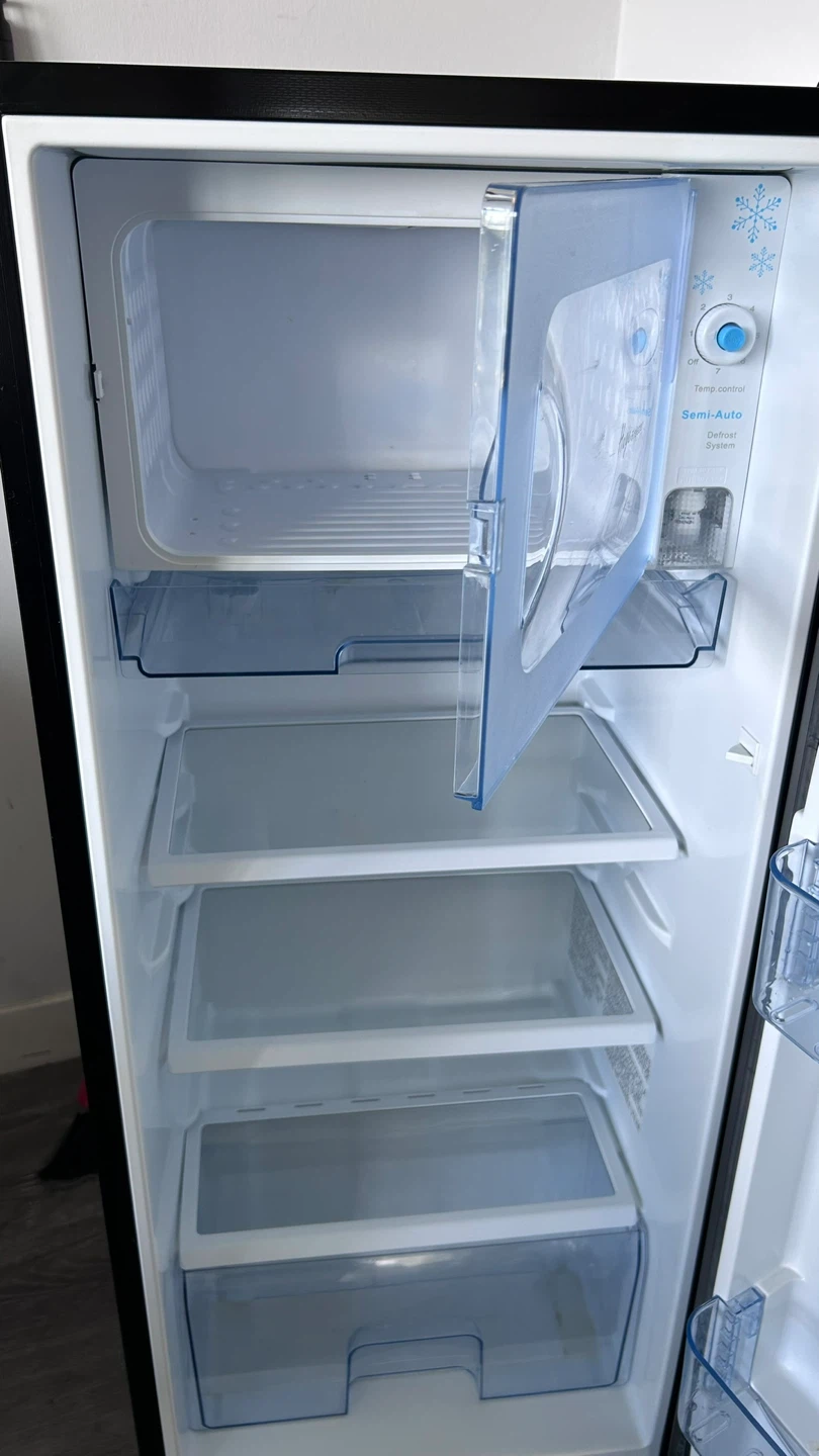 Hisense Mini Fridge - photo 2