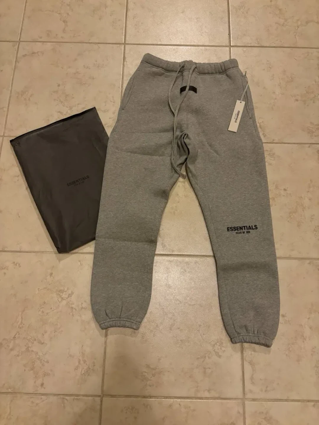 Essential sweatpant size large - photo 3
