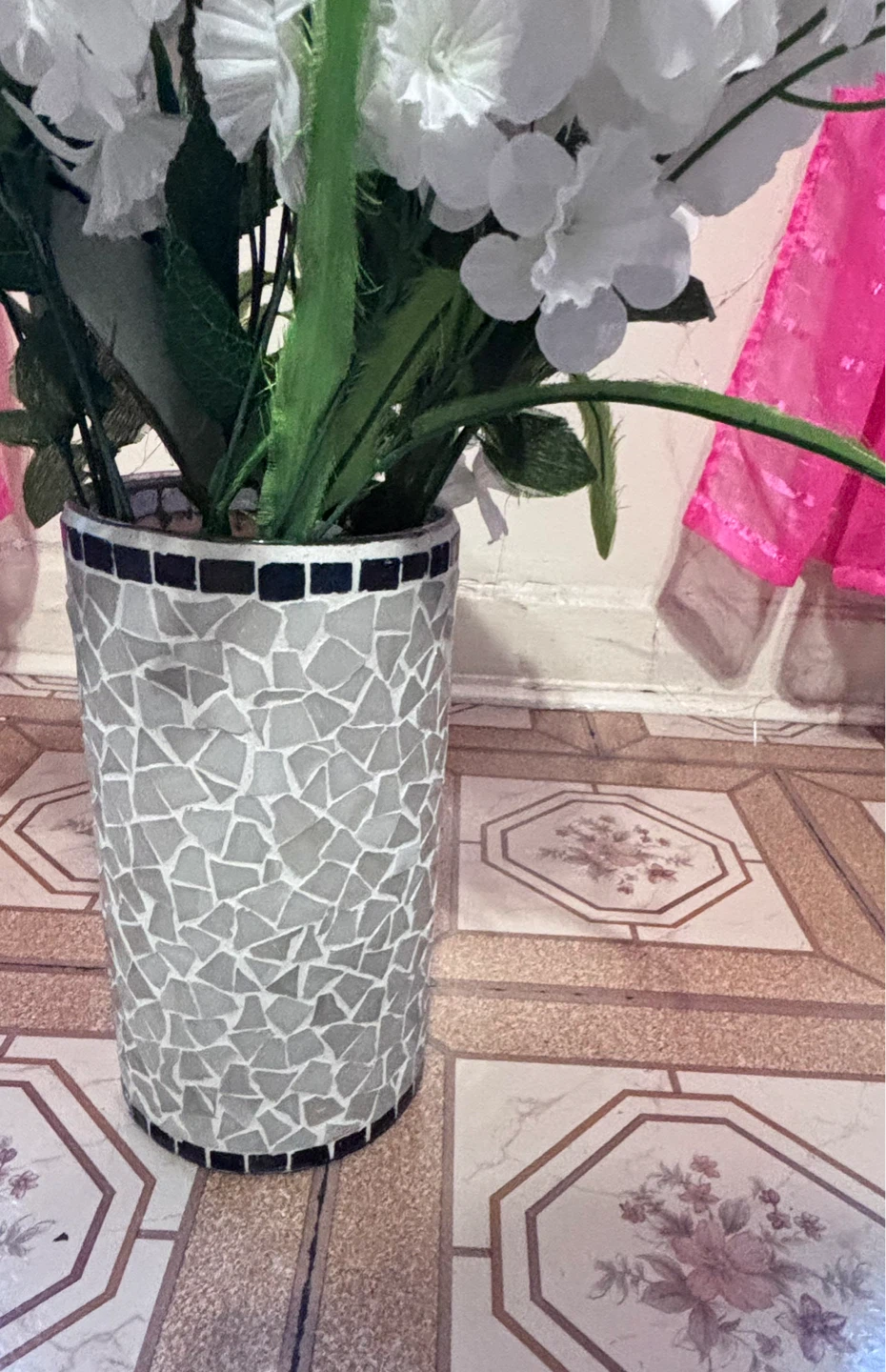 ⚽ White Artificial Flower Arrangement in Mosaic Vase - photo 2