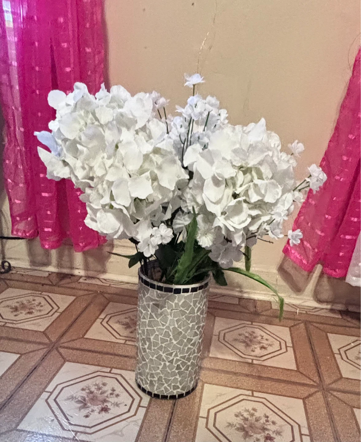 ⚽ White Artificial Flower Arrangement in Mosaic Vase