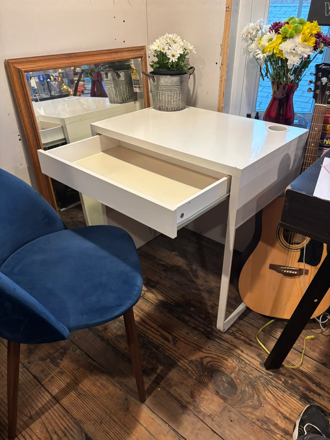 Modern White Desk with beautiful blue chair (flower included) - photo 4