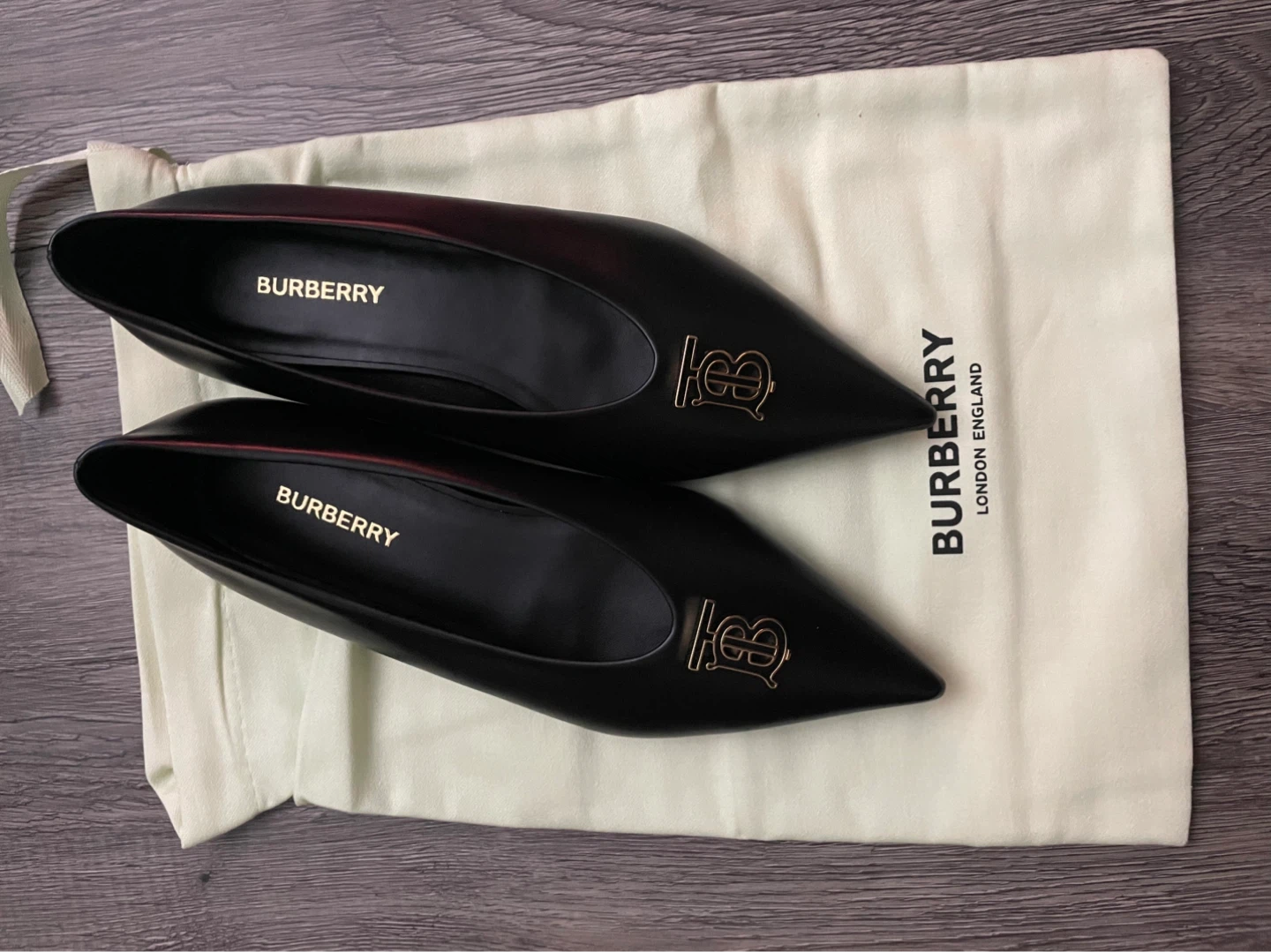 Burberry Black Leather Pointed Toe Flats with Gold⚽️