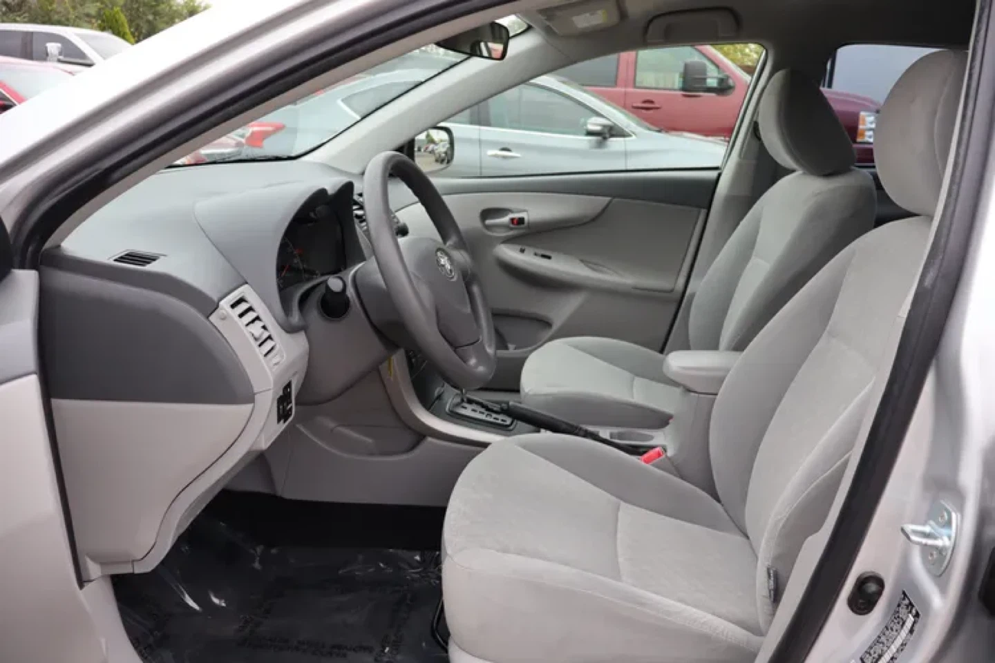 Silver 2009 Toyota Corolla LE Sedan - photo 3