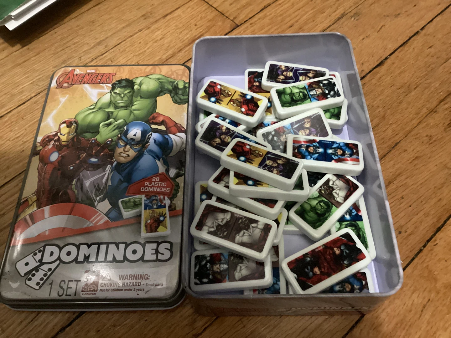 ⚽️Marvel Avengers 28 Plastic Dominoes Tin Set