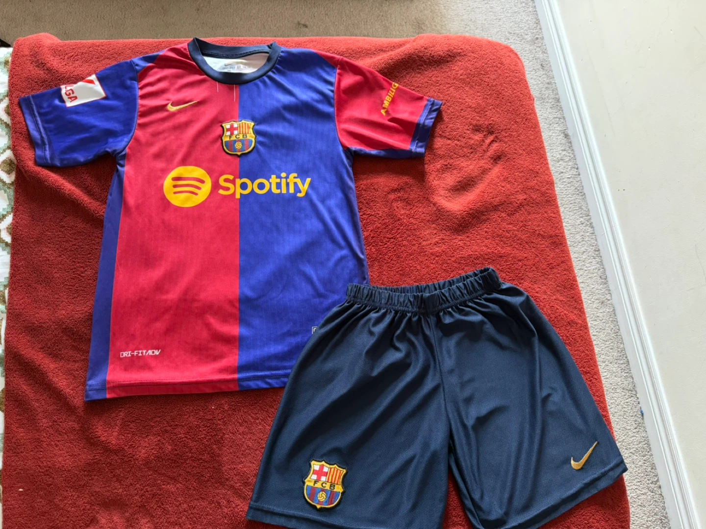 Barcelona FC 2023/24 Home Kit Lamine Yamal 19 Youth Size M - photo 2