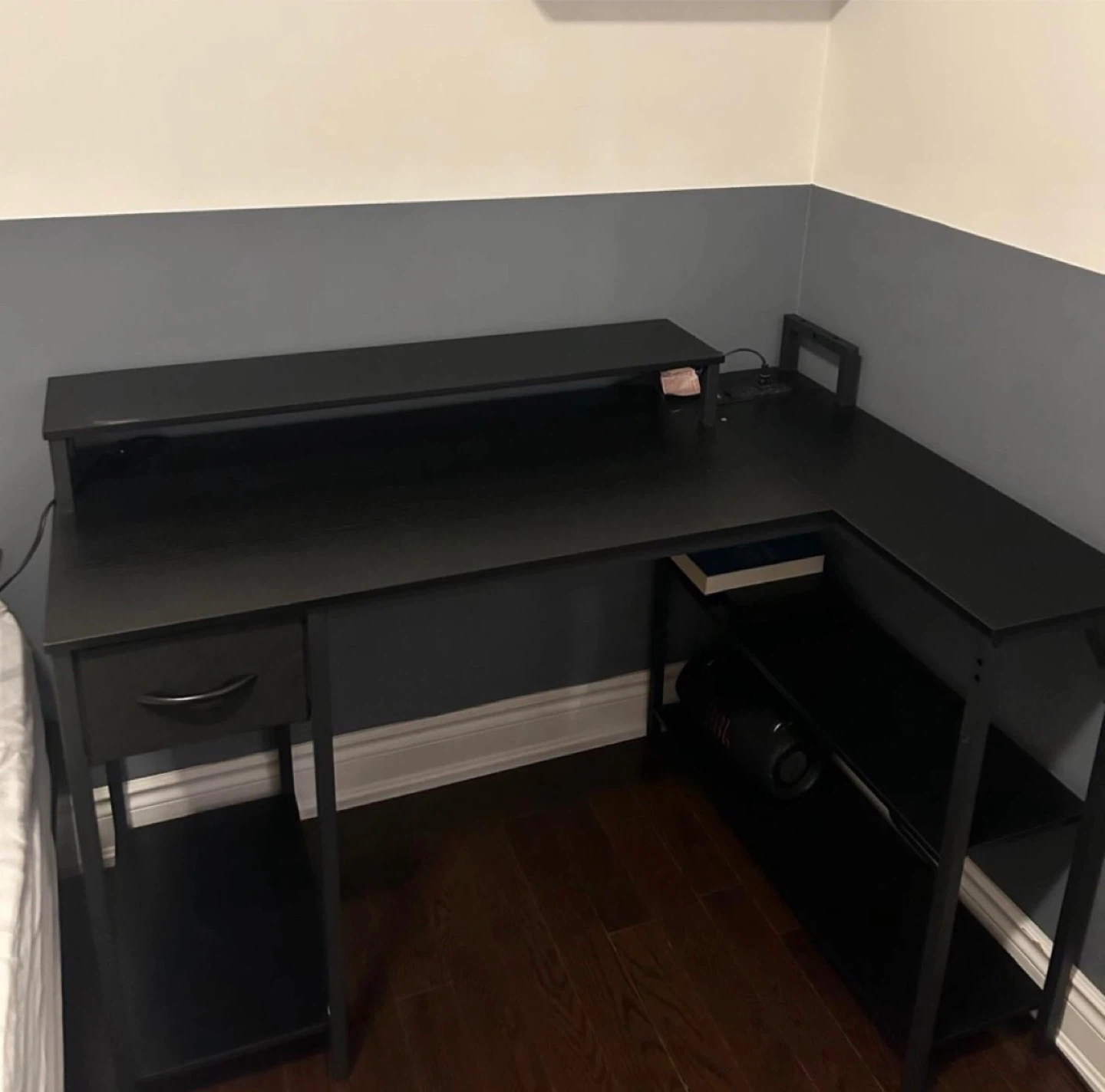 Set of Desk & Black Mesh Office Chair - photo 3
