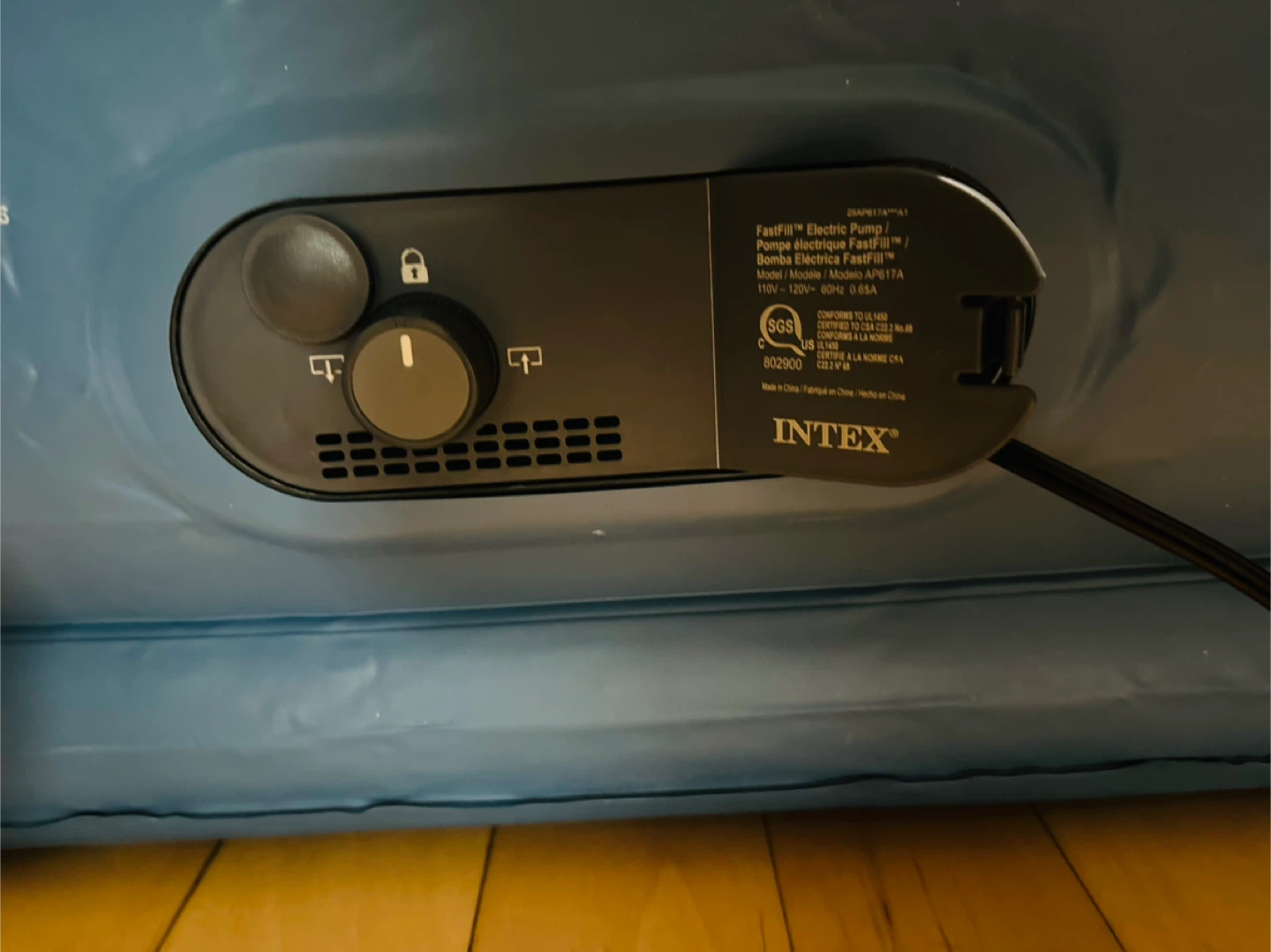 ⚽ Intex Twin Air Mattress with Built-in Pump - photo 3