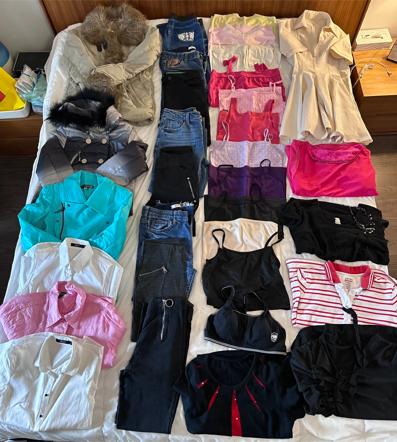 32 pieces women’s size small clothing tops pants dress coats ⚽️