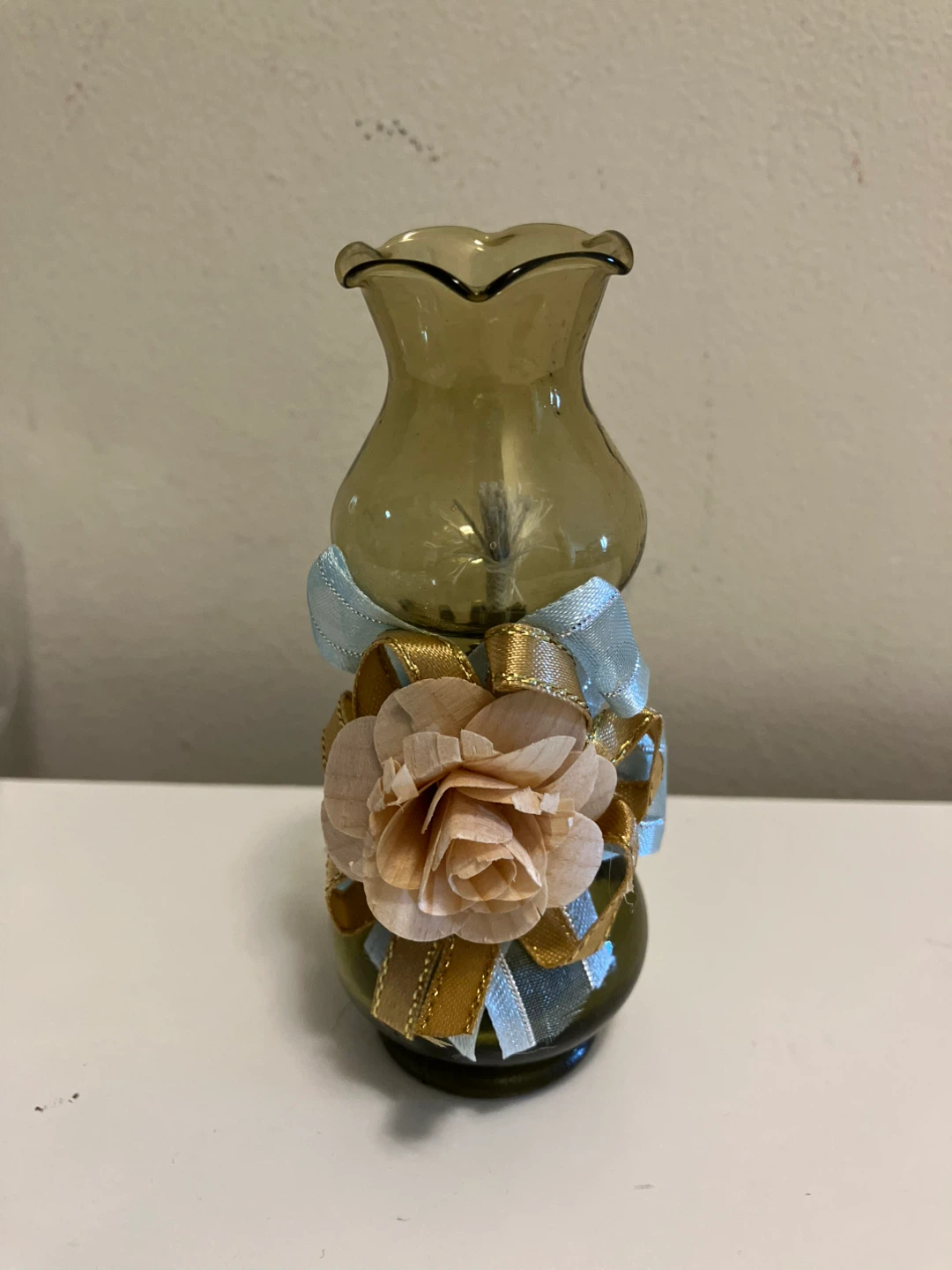 Glass candle with decorative flower