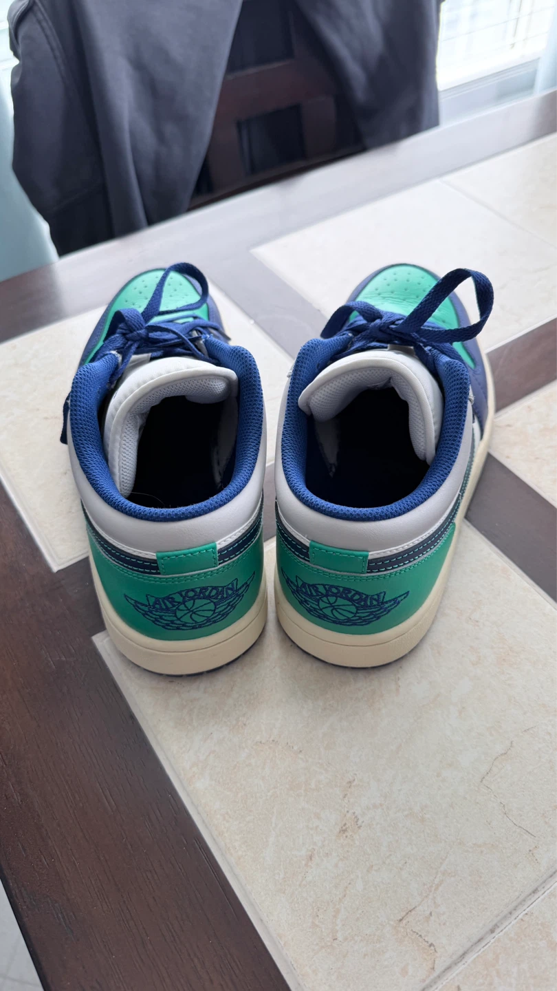 Air Jordan 1 Low SE "New Emerald" Sneakers - photo 2