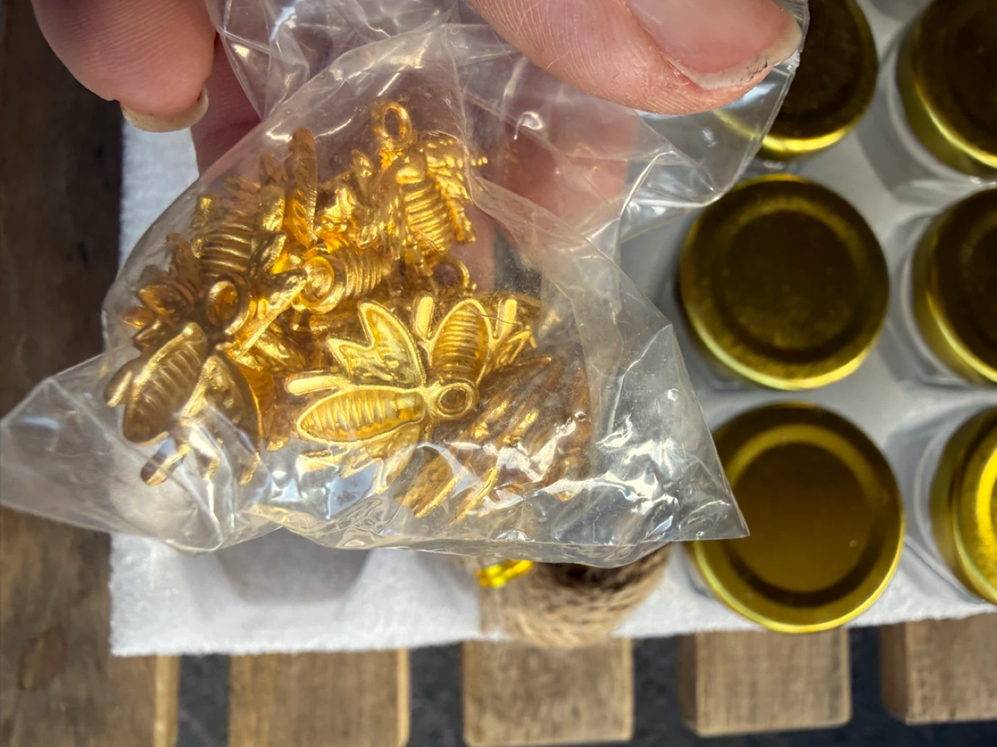 12pc Mini Honey Jars with Dippers & Bee Charms - photo 3