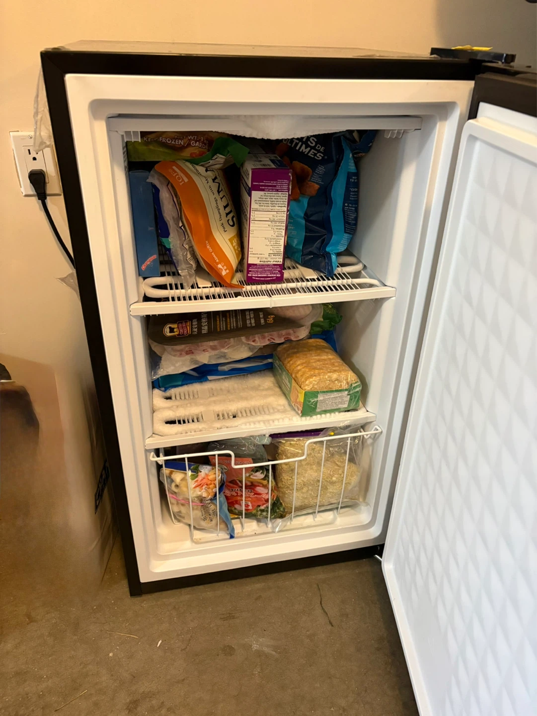 Moving out sale!!!! Arctic King Upright Freezer ARU030S1ARSS - photo 2