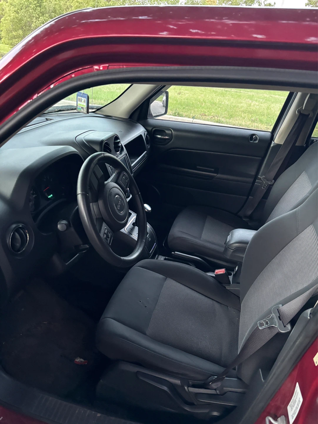 Red Jeep Patriot SUV - photo 5