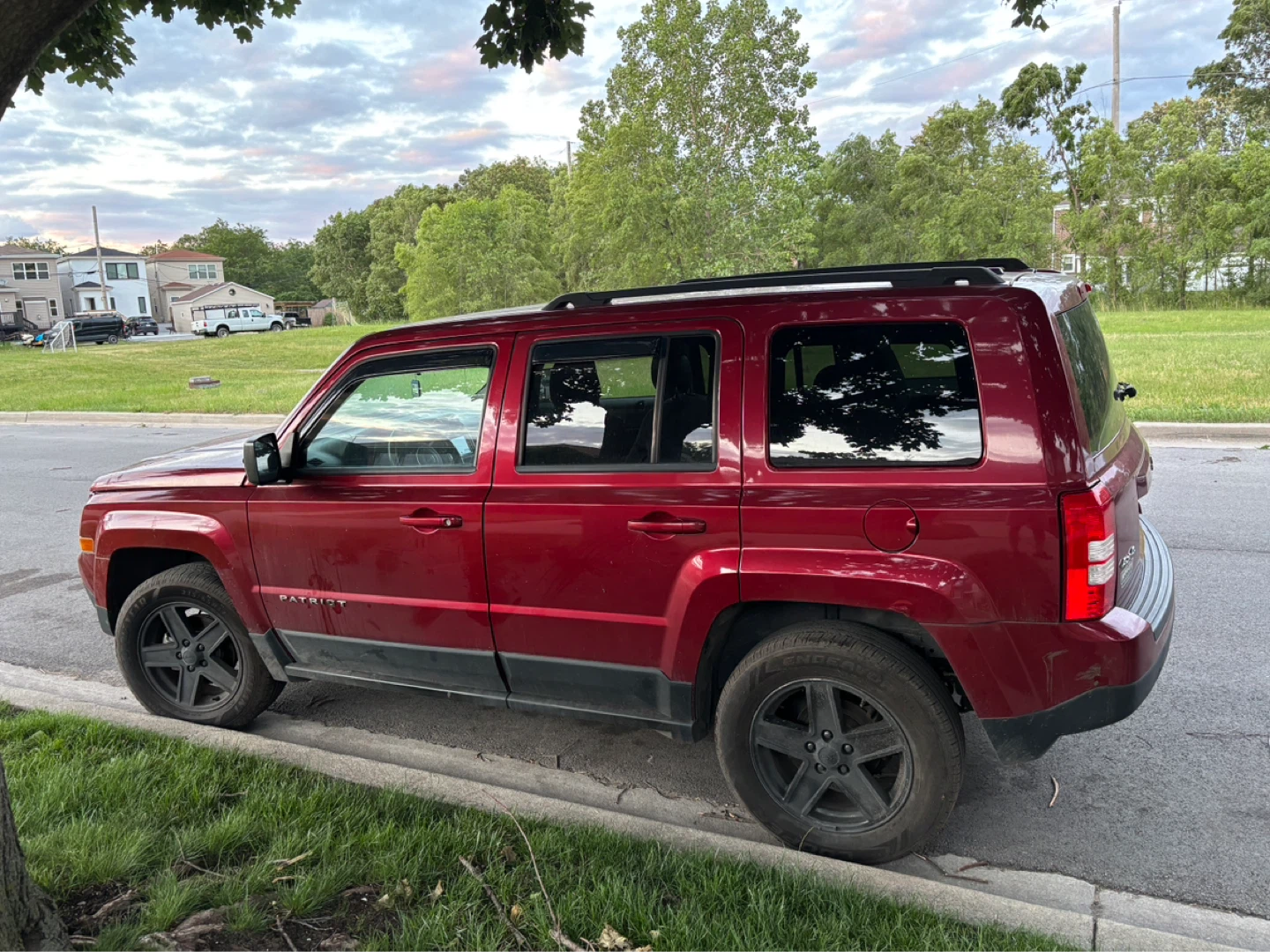 Red Jeep Patriot SUV - photo 4