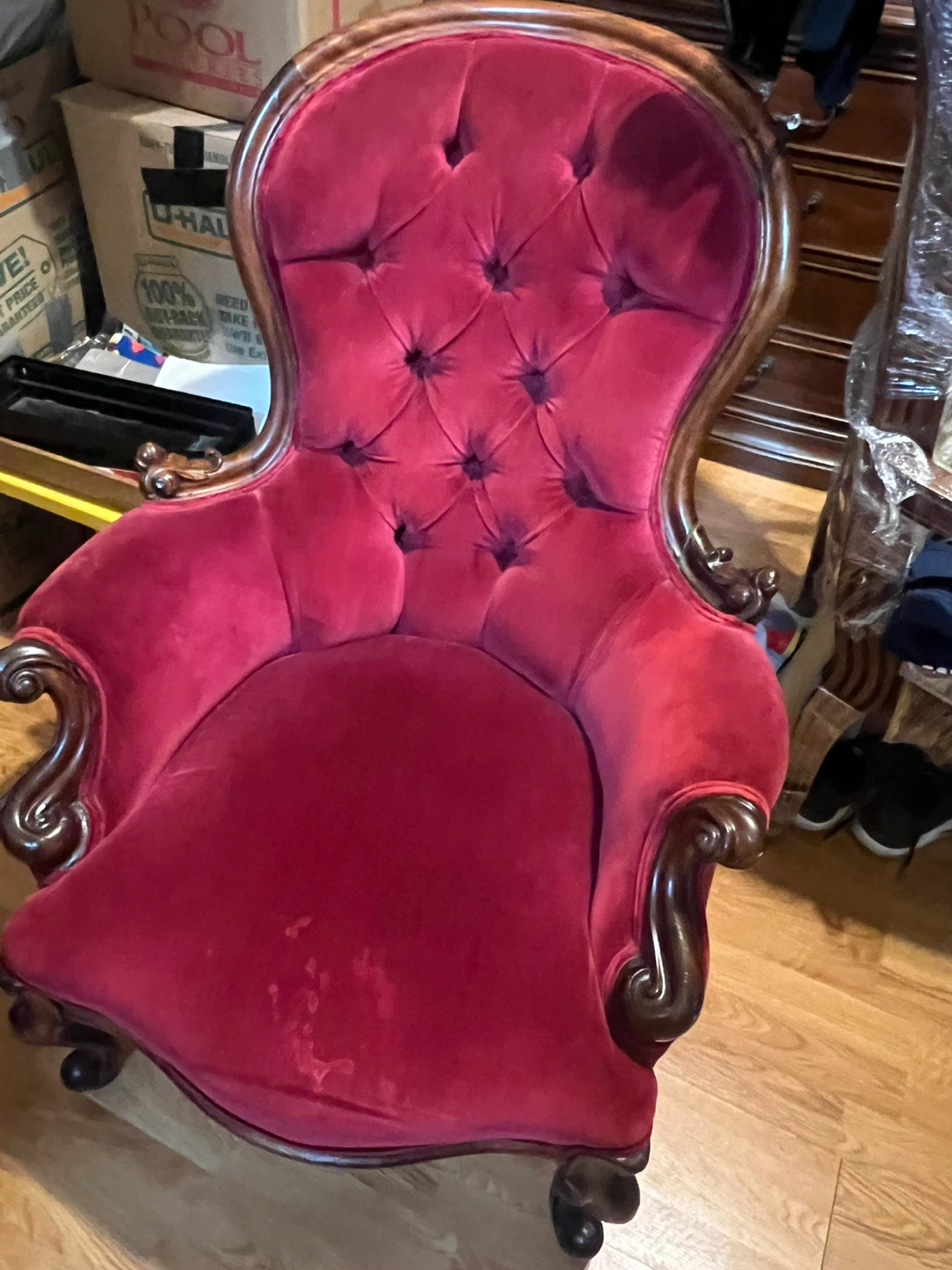 Red Velvet Accent Chair ⚽