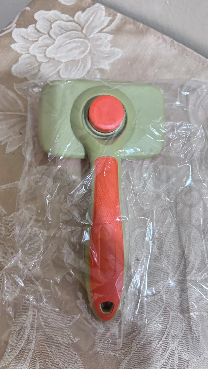 ⚽ Self-Cleaning Pet Brush for Grooming
